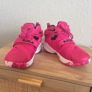 Nike LeBron soldiers 9 breast cancer awareness